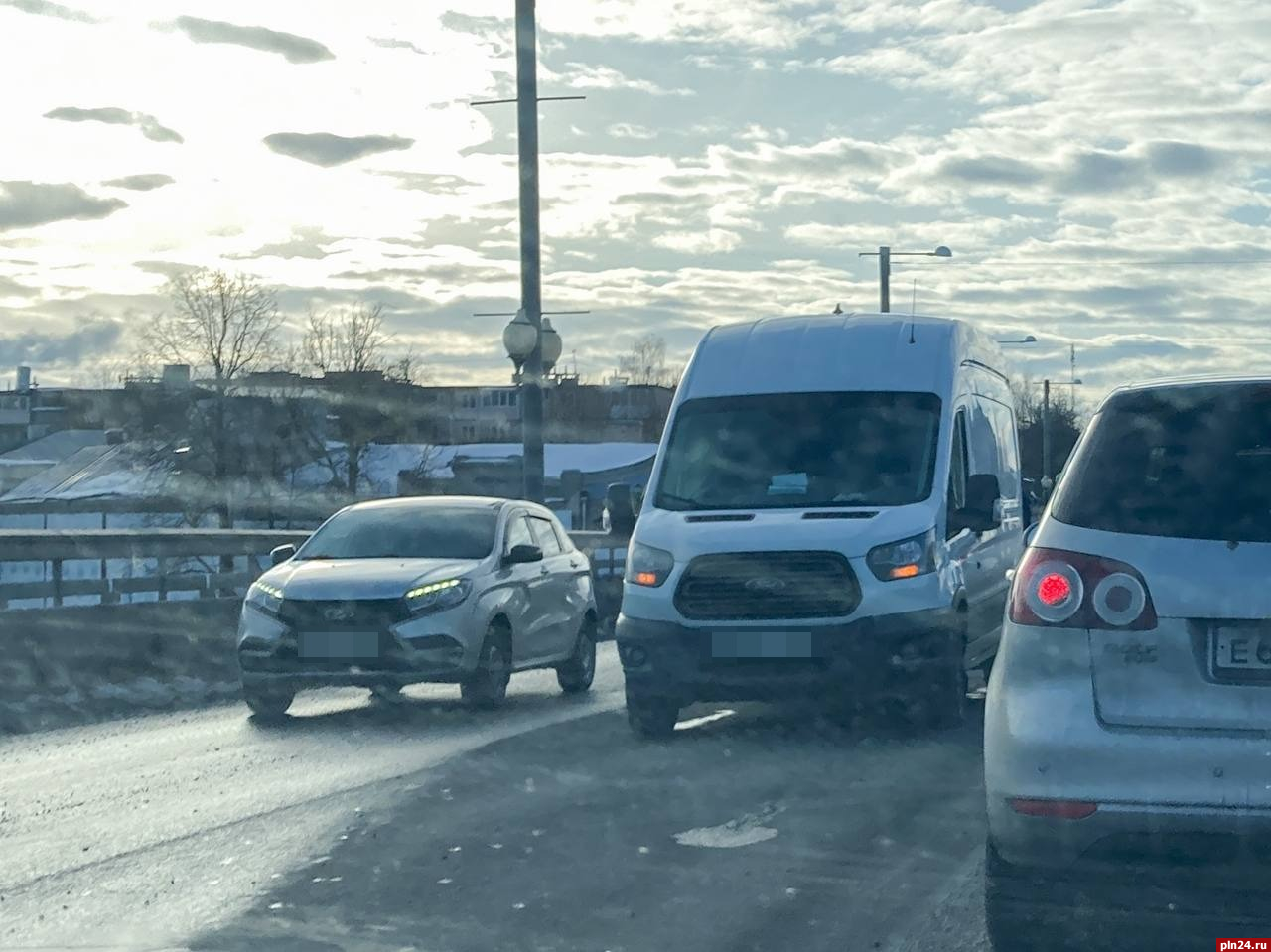 Дорожная авария мешает движению автомобилей на Ольгинском мосту в Пскове :  Псковская Лента Новостей / ПЛН