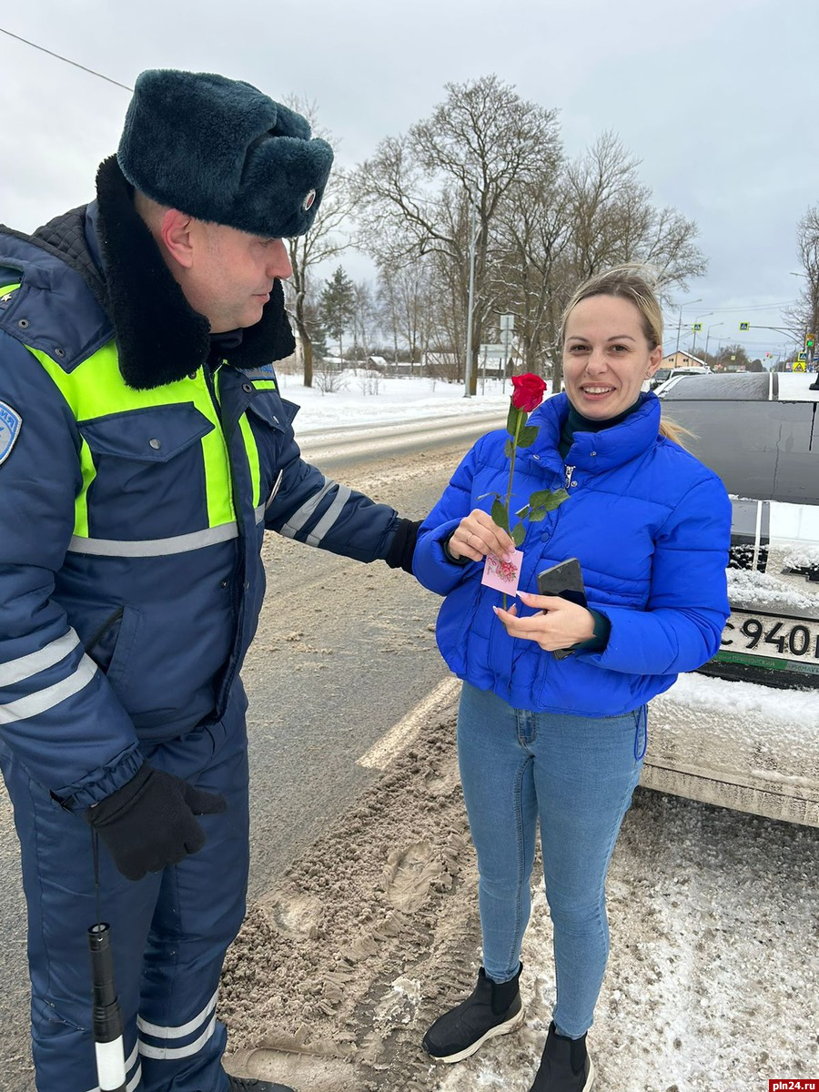 В Псковском районе дорожные полицейские дарили цветы женщинам-водителям :  Псковская Лента Новостей / ПЛН