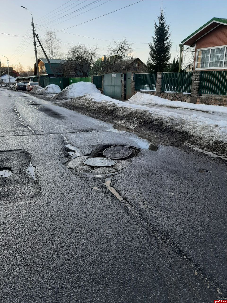 Яма между люками образовалась на улице Плехановский посад в Пскове. ФОТО :  Псковская Лента Новостей / ПЛН