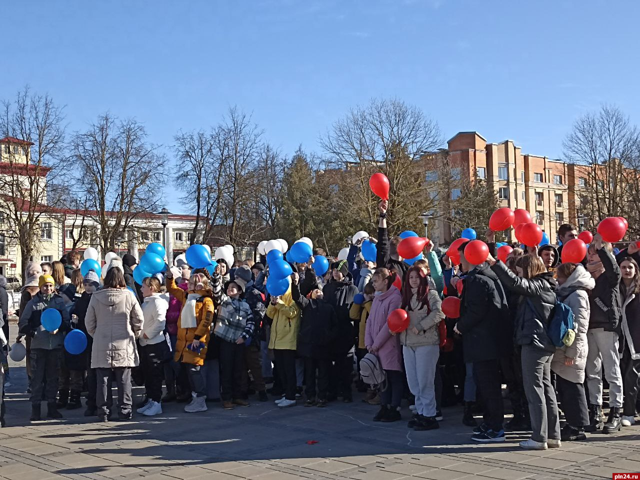 Псковичи устроили флешмоб и выстроились в форме Крымского полуострова :  Псковская Лента Новостей / ПЛН