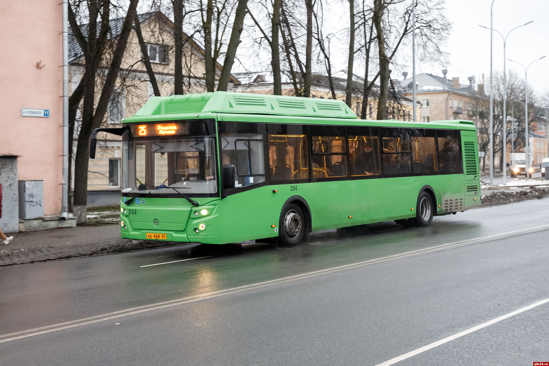 Маршруты трех автобусов скорректируют в Пскове из-за дорожных работ