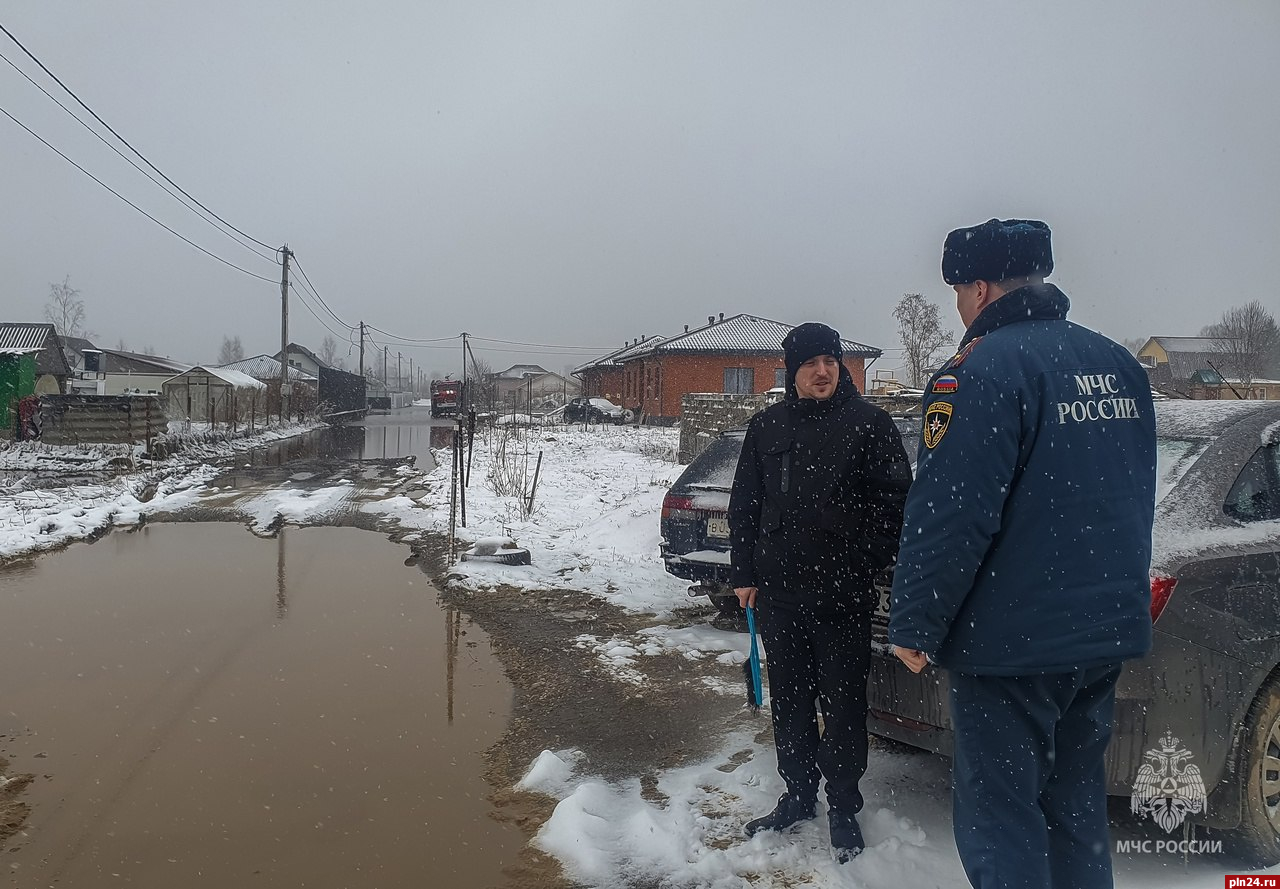 Пешеходный мост в псковской деревне разрушился из-за паводка : Псковская  Лента Новостей / ПЛН