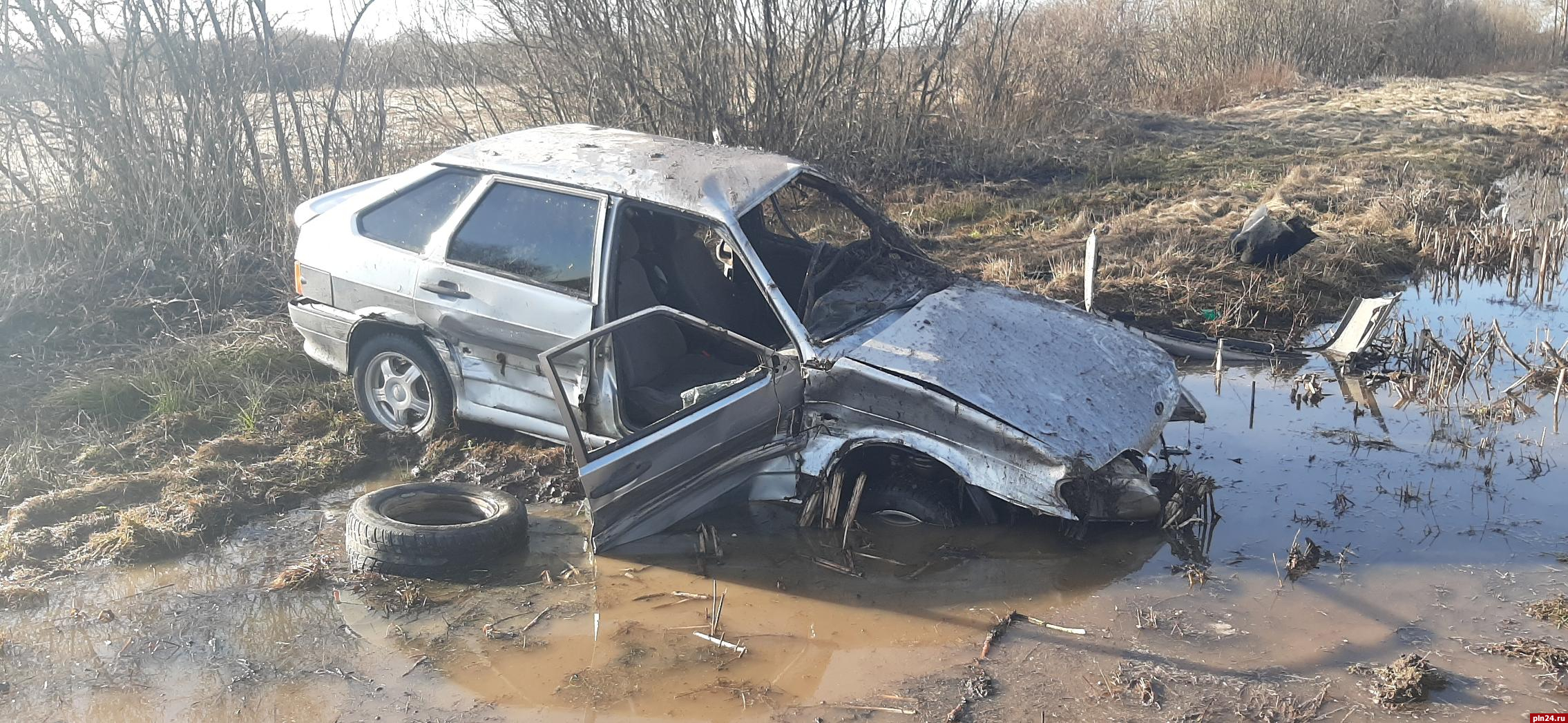 Опубликованы фотографии с места ДТП с двумя пострадавшими в Островском  районе : Псковская Лента Новостей / ПЛН