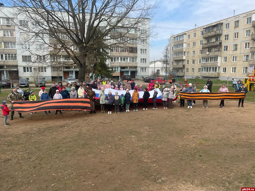 Акцию «Георгиевская ленточка» провели во дворе дома в Великих Луках :  Псковская Лента Новостей / ПЛН