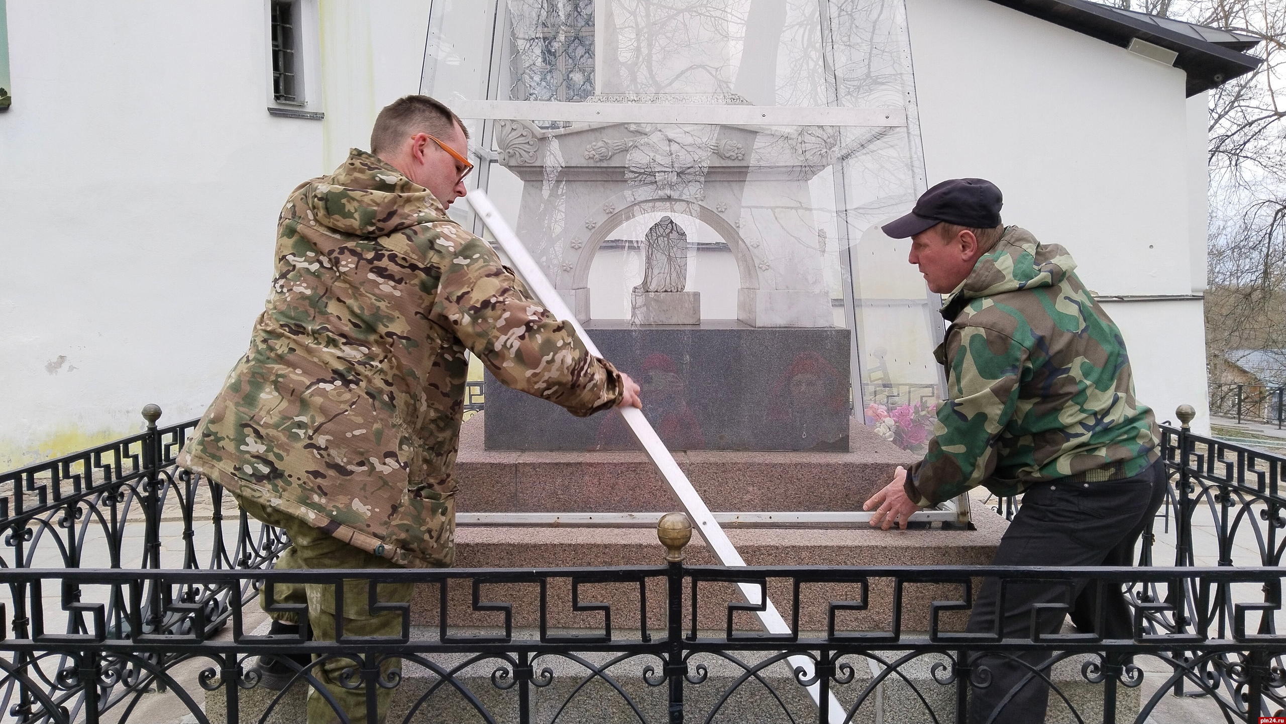 Защитный футляр сняли с могилы Пушкина в Святогорском монастыре : Псковская  Лента Новостей / ПЛН