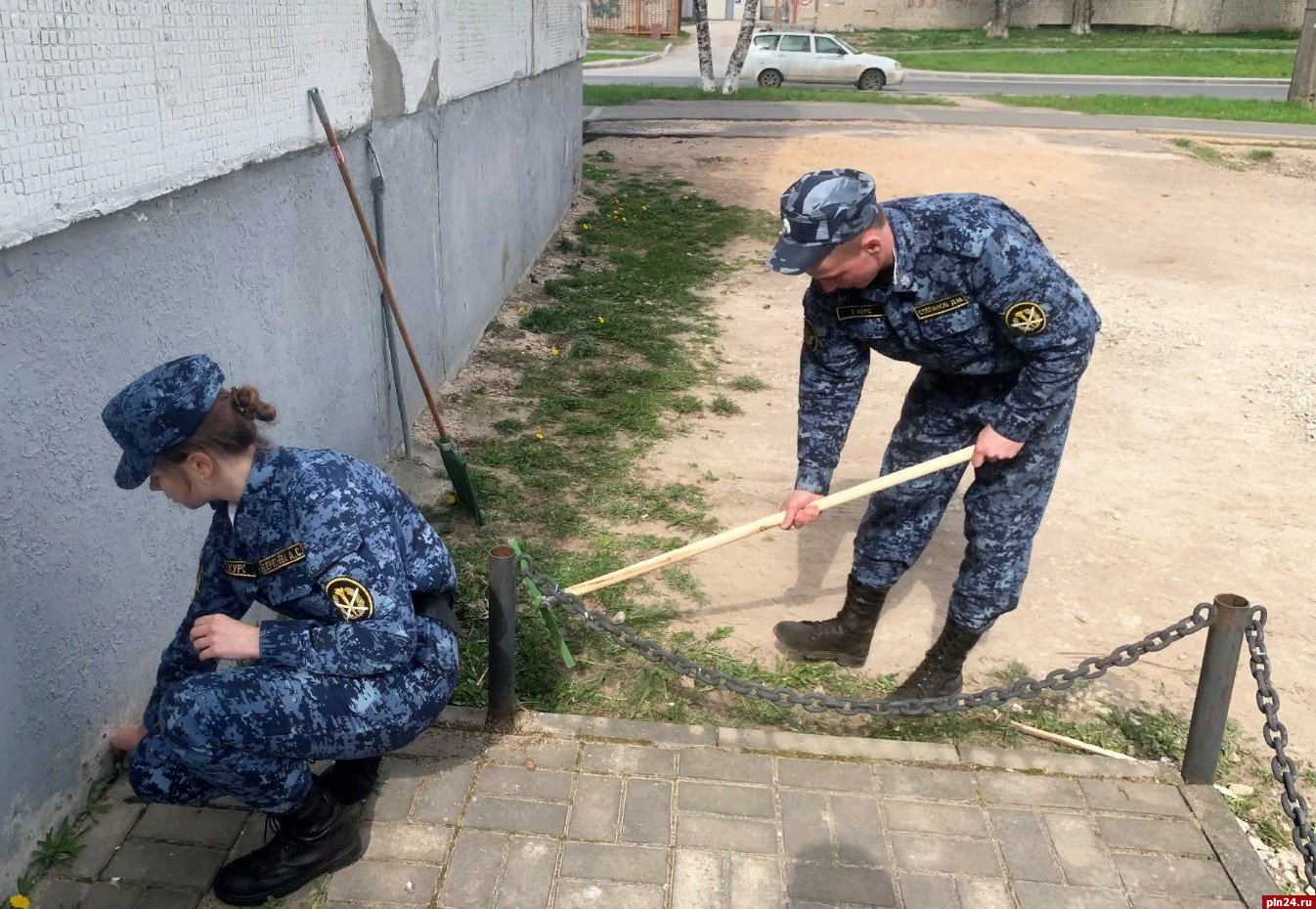 Курсанты убрали территорию у доски памяти ветерана Михаила Минина в Пскове  : Псковская Лента Новостей / ПЛН