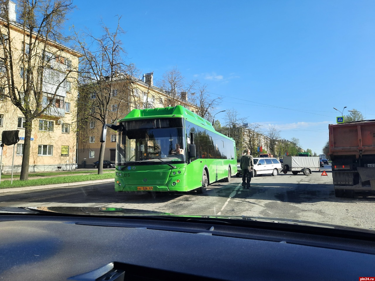 Автомобиль с прицепом въехал в пассажирский автобус в Пскове. ФОТО :  Псковская Лента Новостей / ПЛН