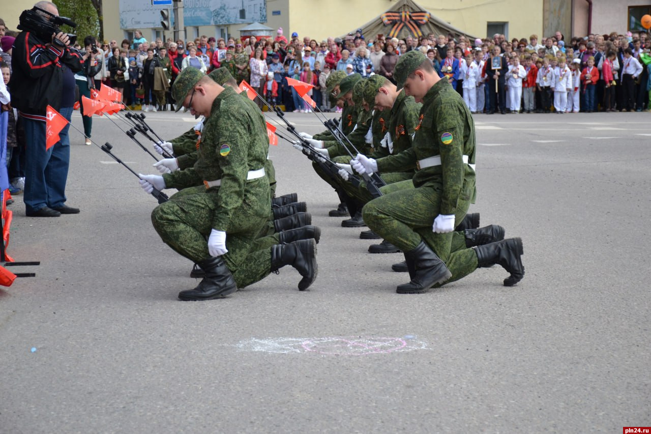 Импровизированные парады организуют во дворах домов ветеранов на 9 мая :  Псковская Лента Новостей / ПЛН