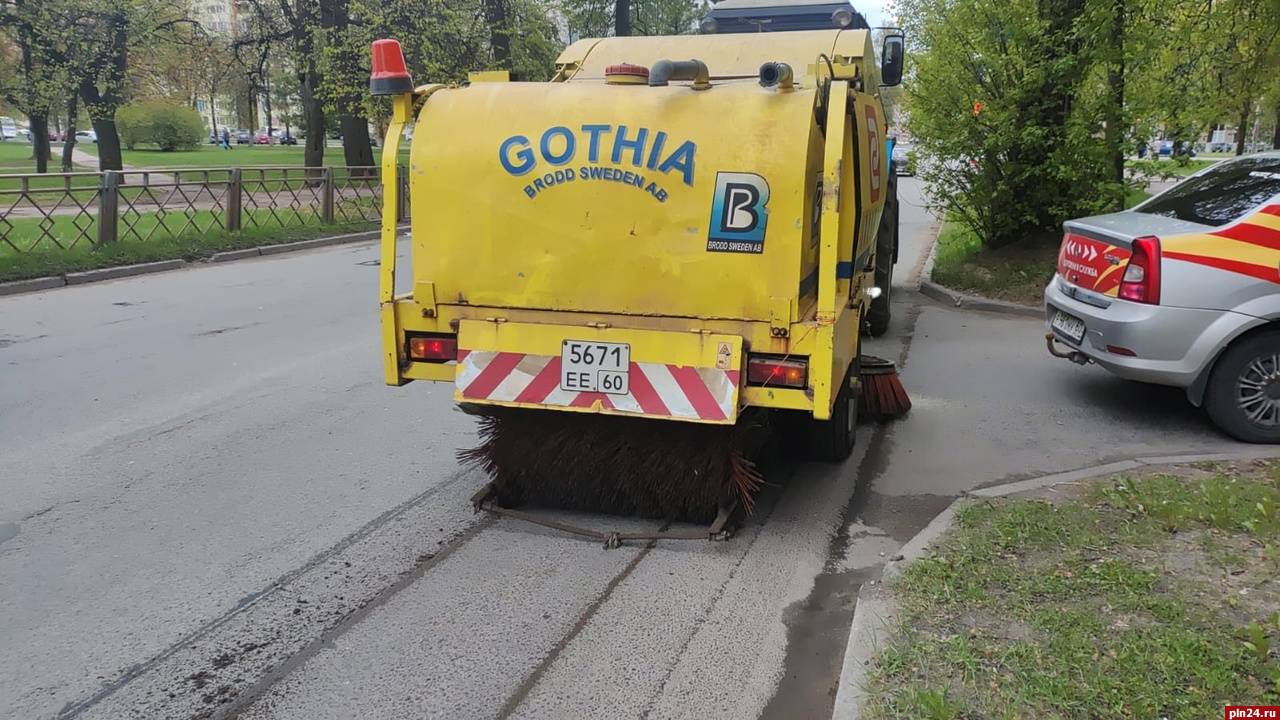 Грязь и пыль с улиц Пскова продолжают убирать сотрудники ООО  «СитиИнвестГрупп». ФОТО : Псковская Лента Новостей / ПЛН