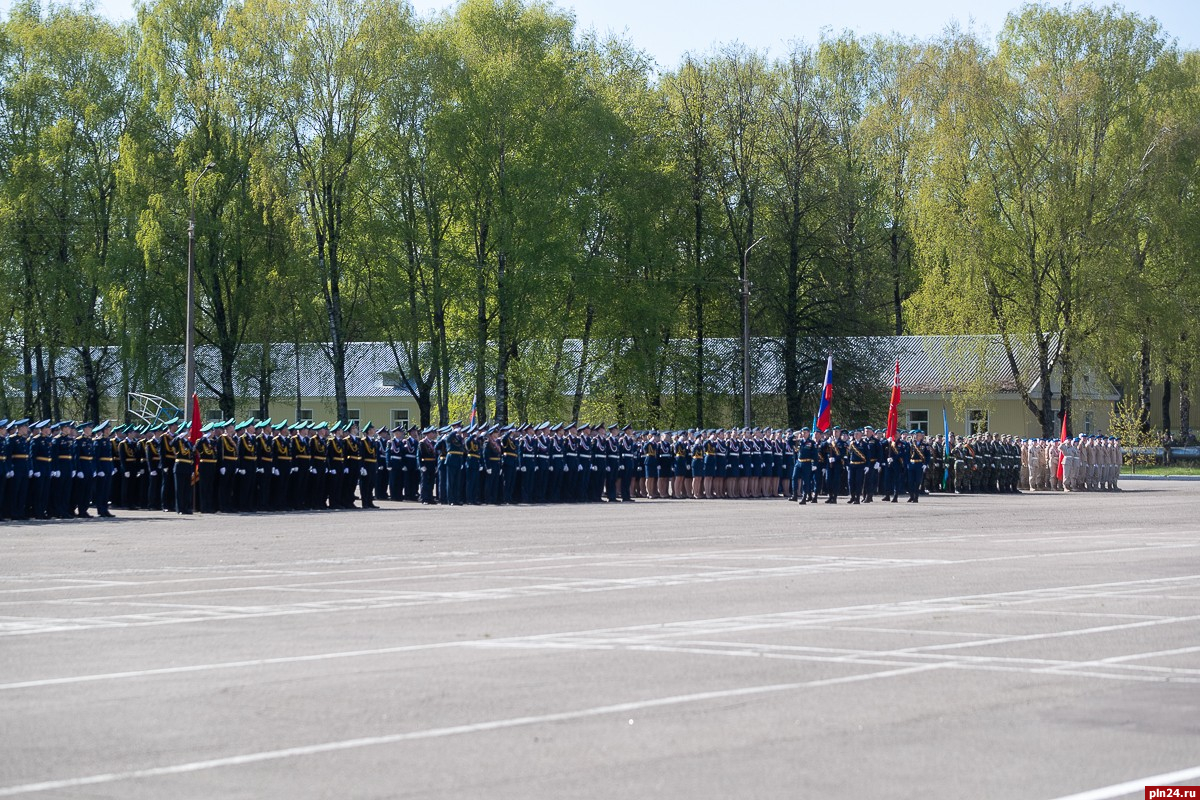 Воины Псковского гарнизона встретили День Победы торжественным маршем :  Псковская Лента Новостей / ПЛН