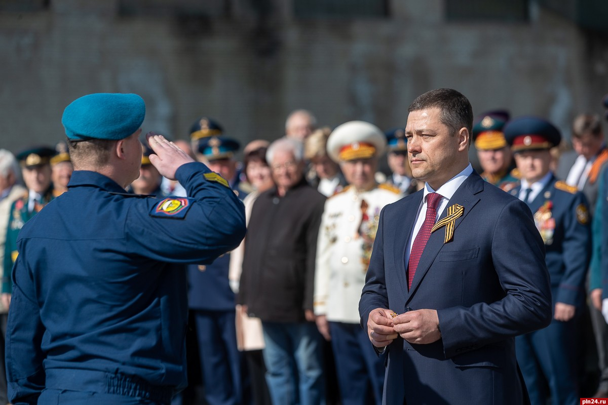 Воины Псковского гарнизона встретили День Победы торжественным маршем :  Псковская Лента Новостей / ПЛН