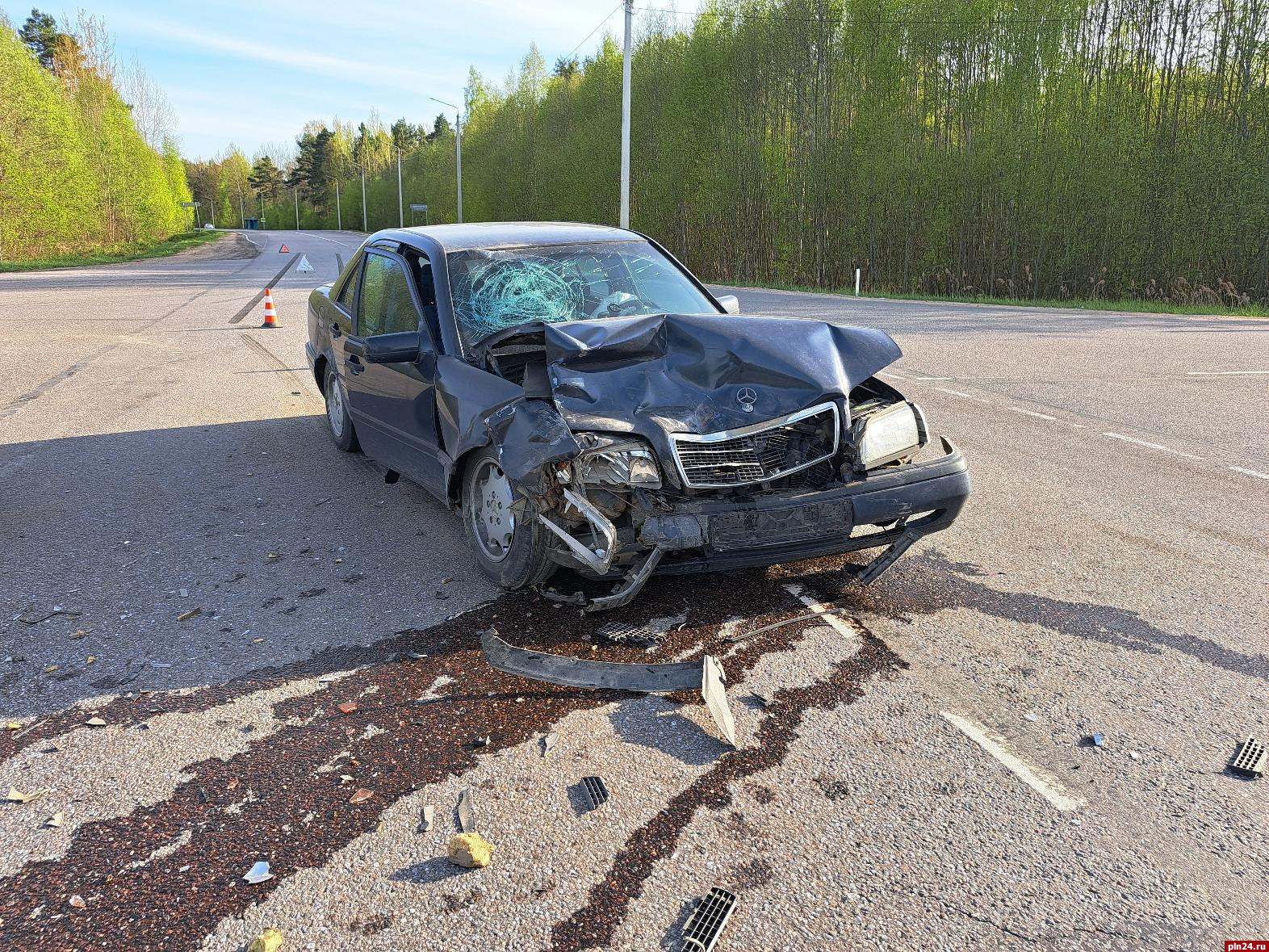 Ford влетел в Mercedes в Псковском районе, пострадали два человека. ФОТО :  Псковская Лента Новостей / ПЛН