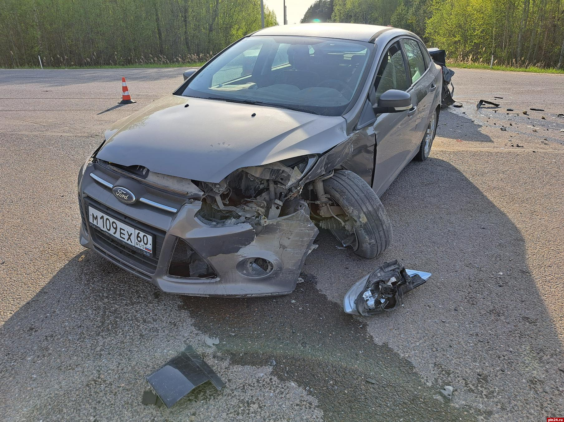 Ford влетел в Mercedes в Псковском районе, пострадали два человека. ФОТО :  Псковская Лента Новостей / ПЛН