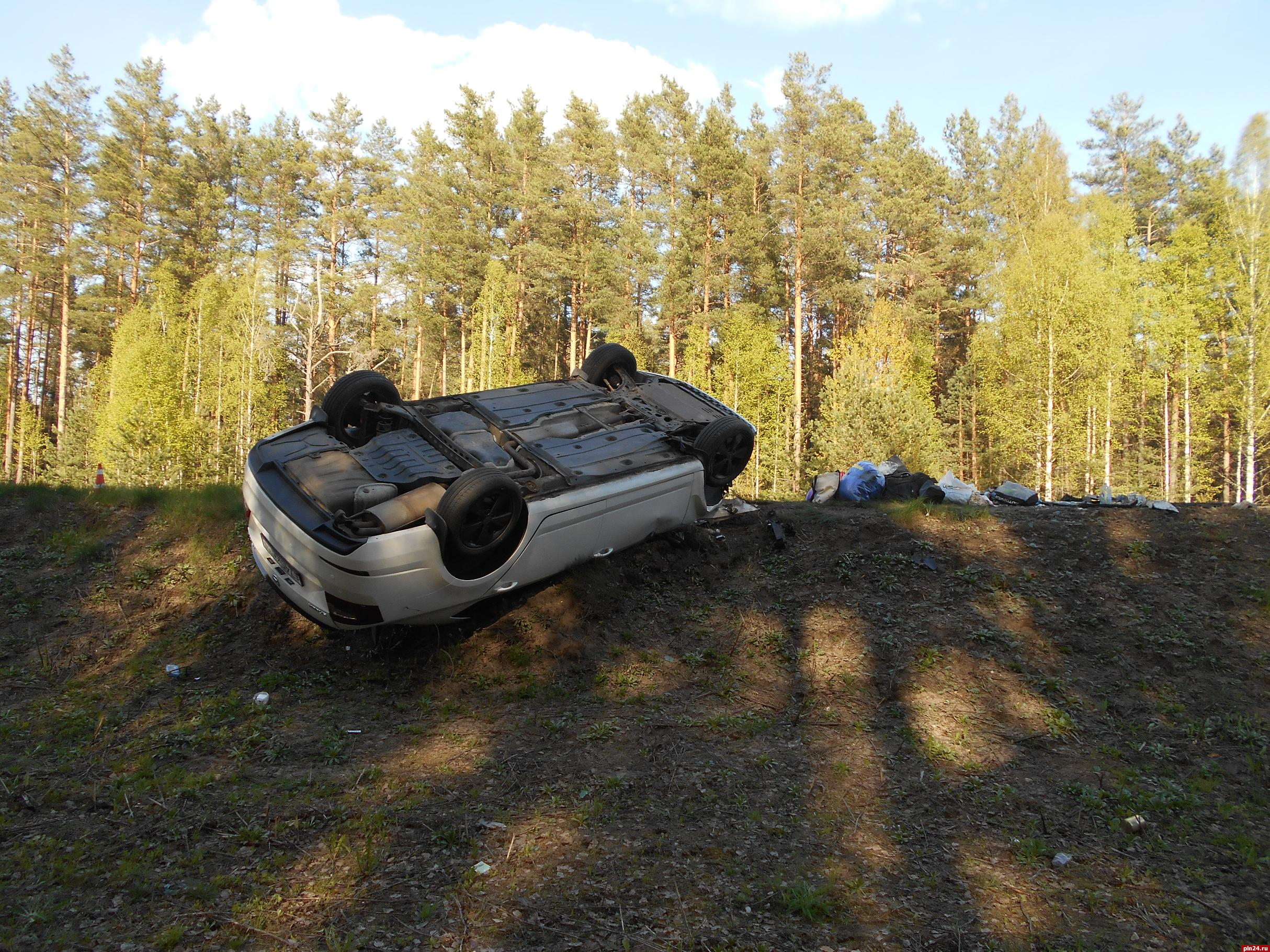 Škoda перевернулась на дороге в результате ДТП в Пушкиногорском районе.  ФОТО : Псковская Лента Новостей / ПЛН