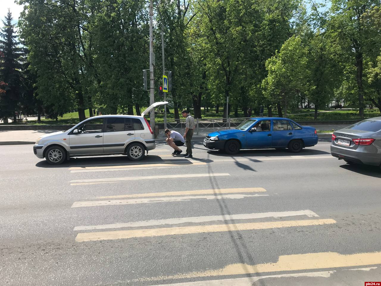 Фотофакт: ДТП на пешеходном переходе у Детского парка в Пскове : Псковская  Лента Новостей / ПЛН