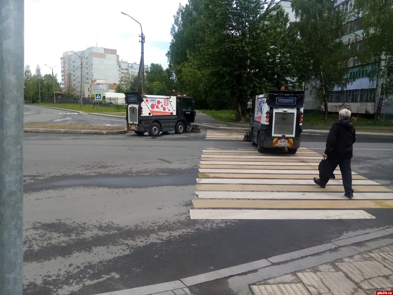 Тротуары в Пскове продолжают очищать от грязи. ФОТО : Псковская Лента  Новостей / ПЛН