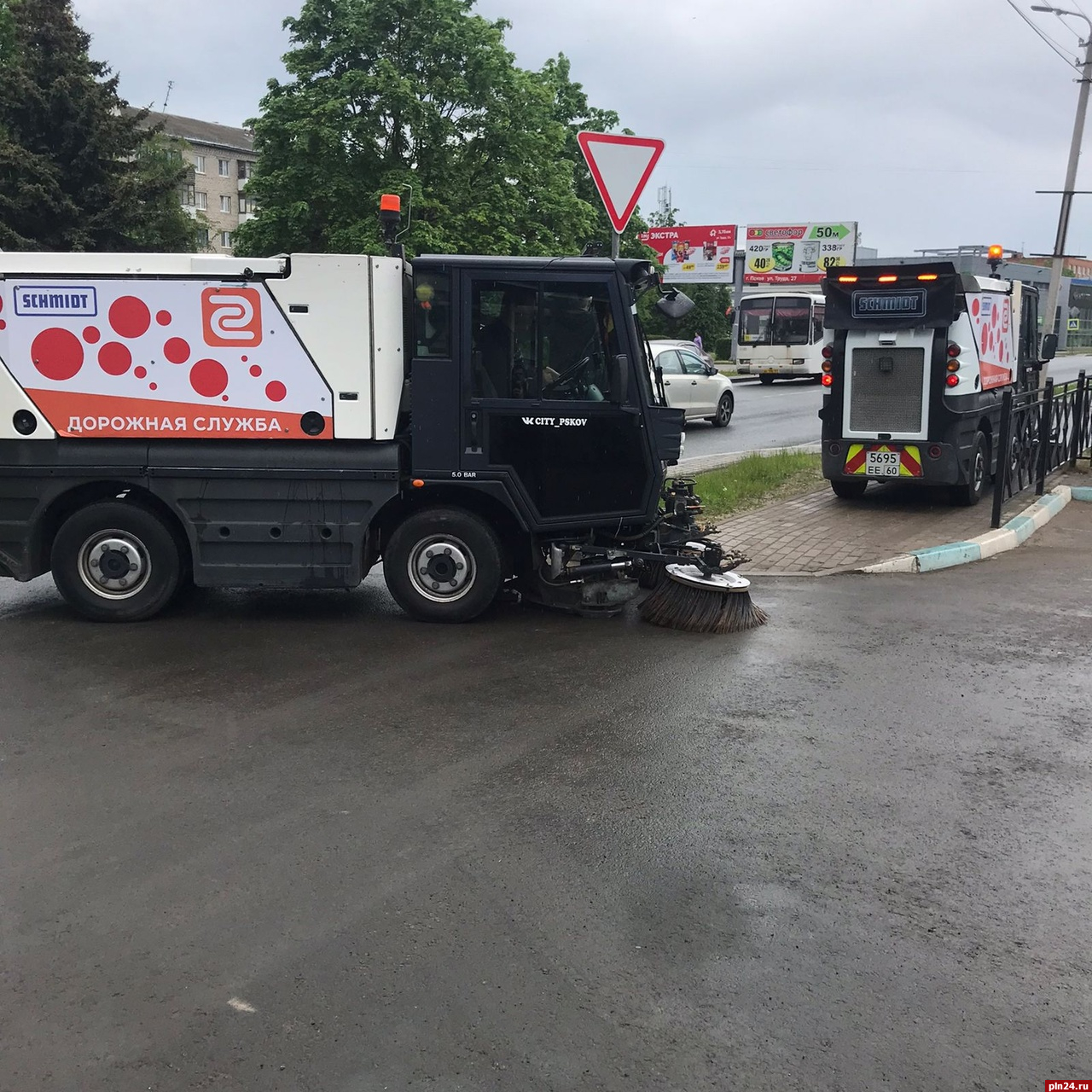 Тротуары в Пскове продолжают очищать от грязи. ФОТО : Псковская Лента  Новостей / ПЛН