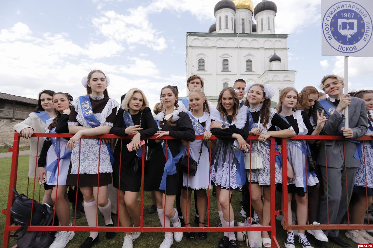 Молебен для выпускников провели на Вечевой площади Кремля в Пскове. ФОТО :  Псковская Лента Новостей / ПЛН