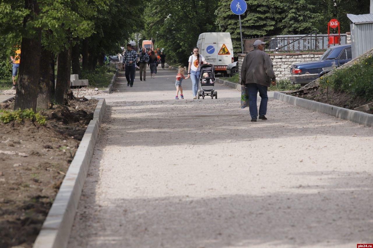 Обустройство тротуаров начали на улице Труда в Пскове : Псковская Лента  Новостей / ПЛН