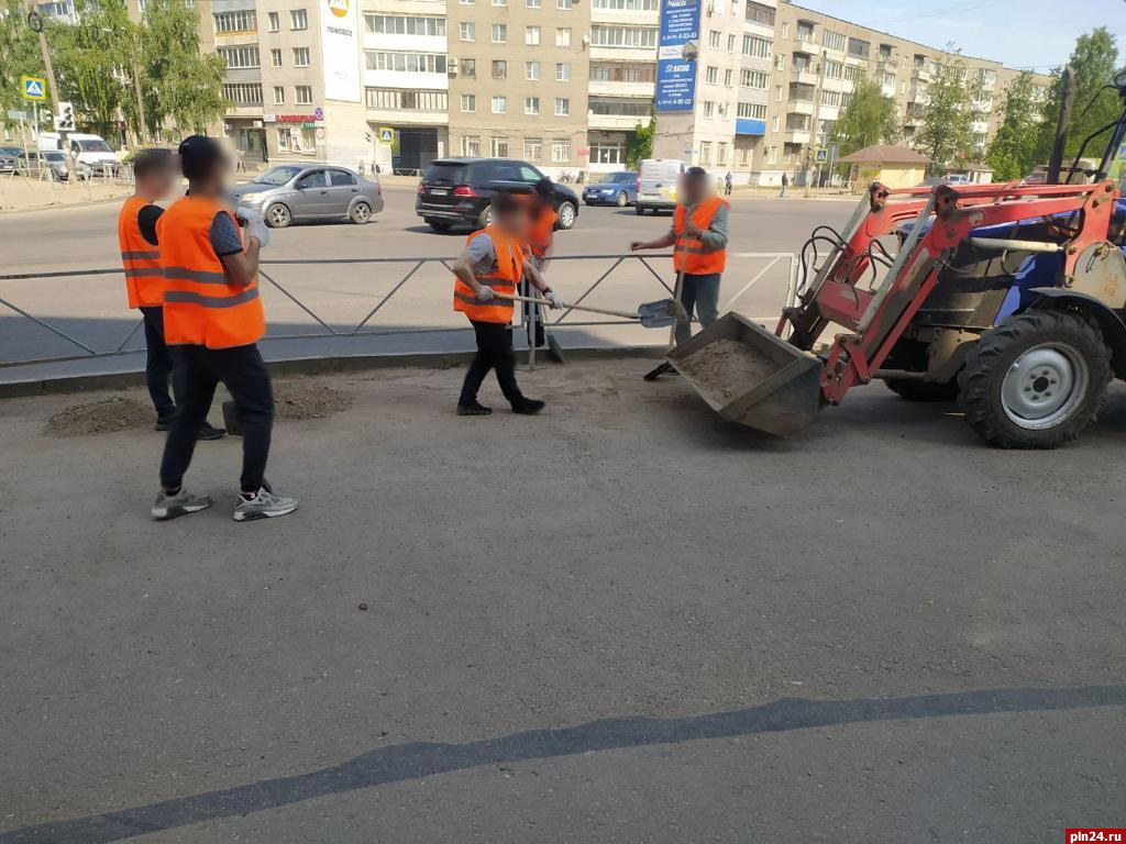 Осужденные навели порядок на проспекте Гагарина в Великих Луках : Псковская  Лента Новостей / ПЛН