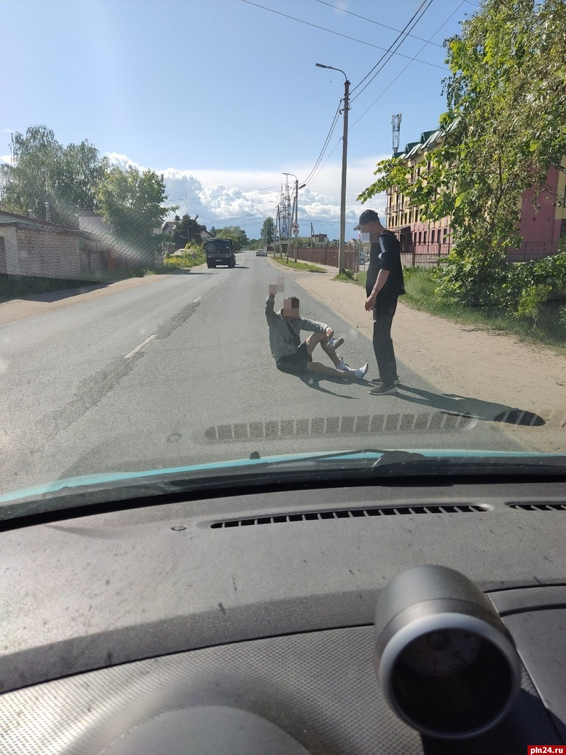 Присевший на проезжую часть мужчина собрал пробку в Пскове : Псковская  Лента Новостей / ПЛН