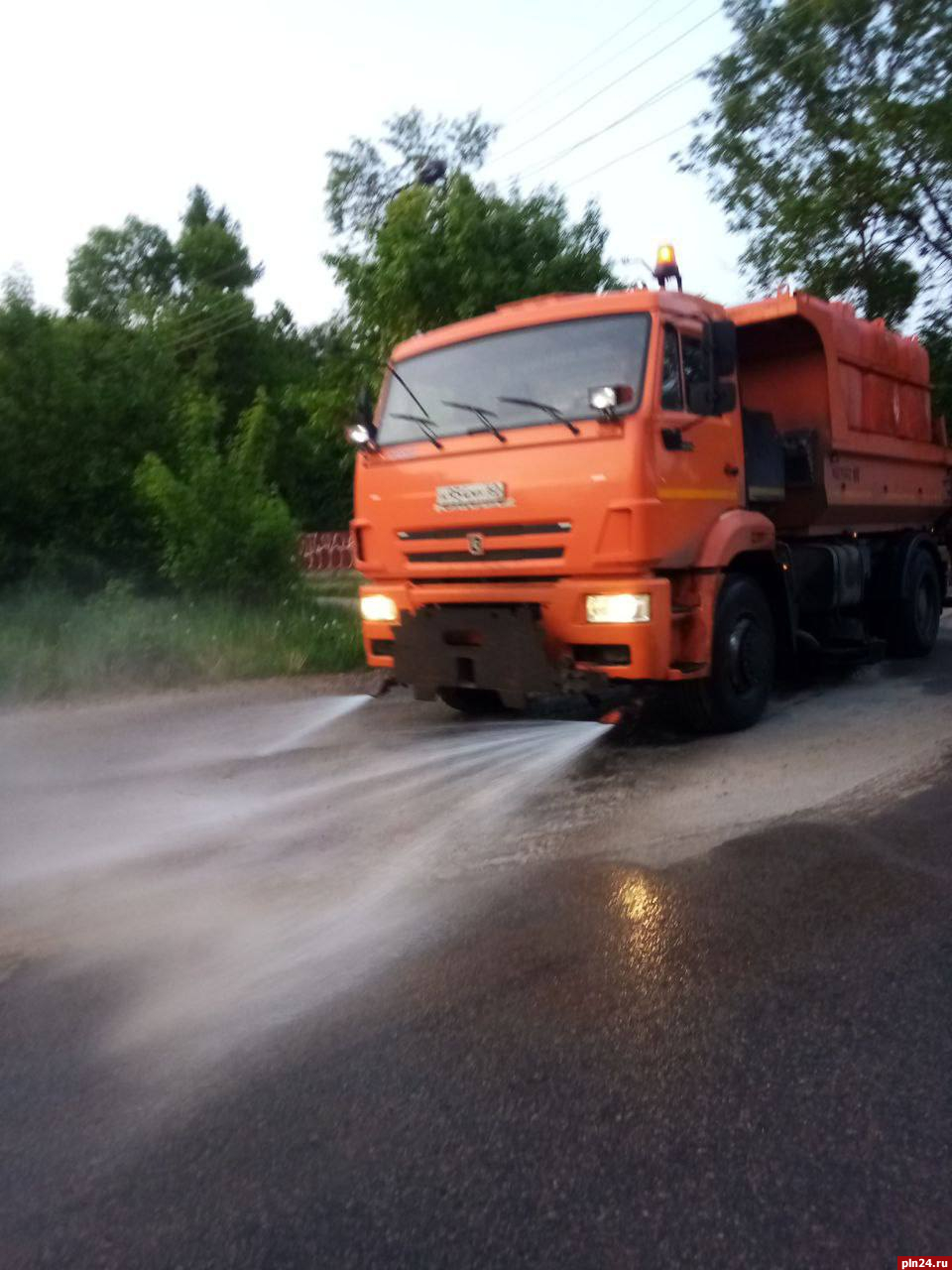 Какой объем работы за день выполнили коммунальные службы Великих Лук,  рассказали в администрации : Псковская Лента Новостей / ПЛН