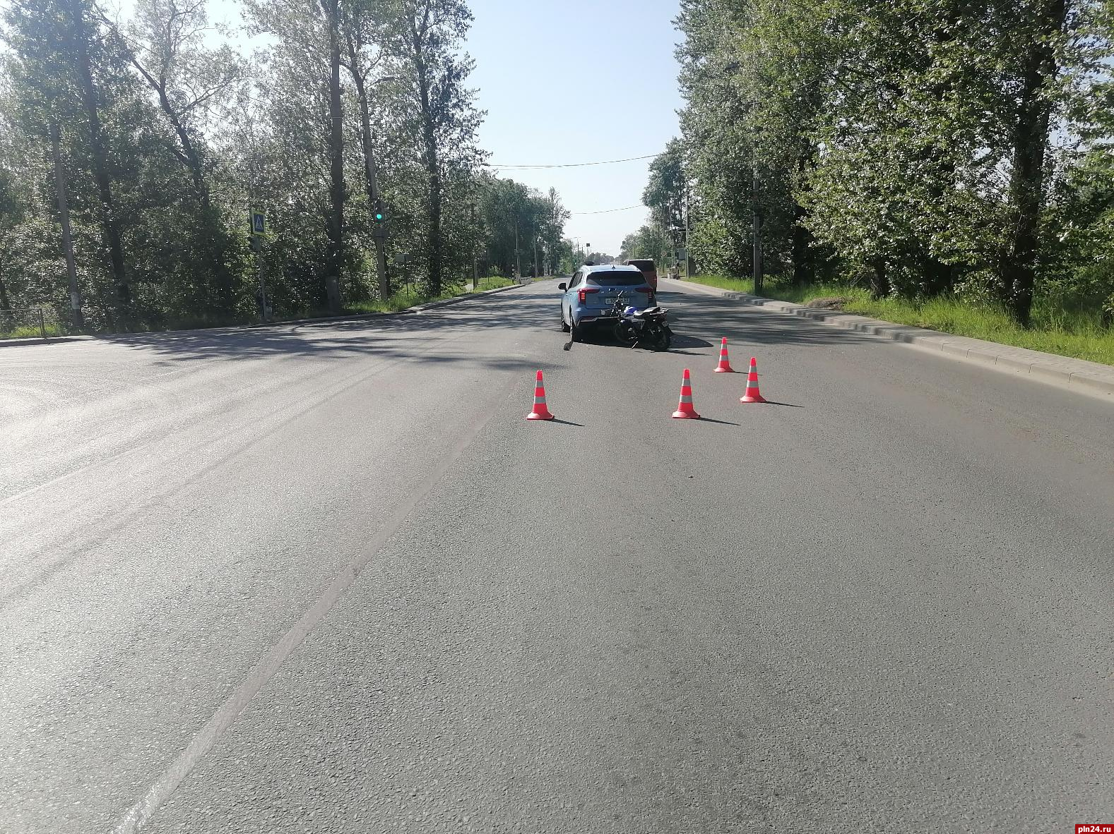 Водитель мопеда врезался в автомобиль в Пскове и попал в детскую областную  больницу. ФОТО : Псковская Лента Новостей / ПЛН