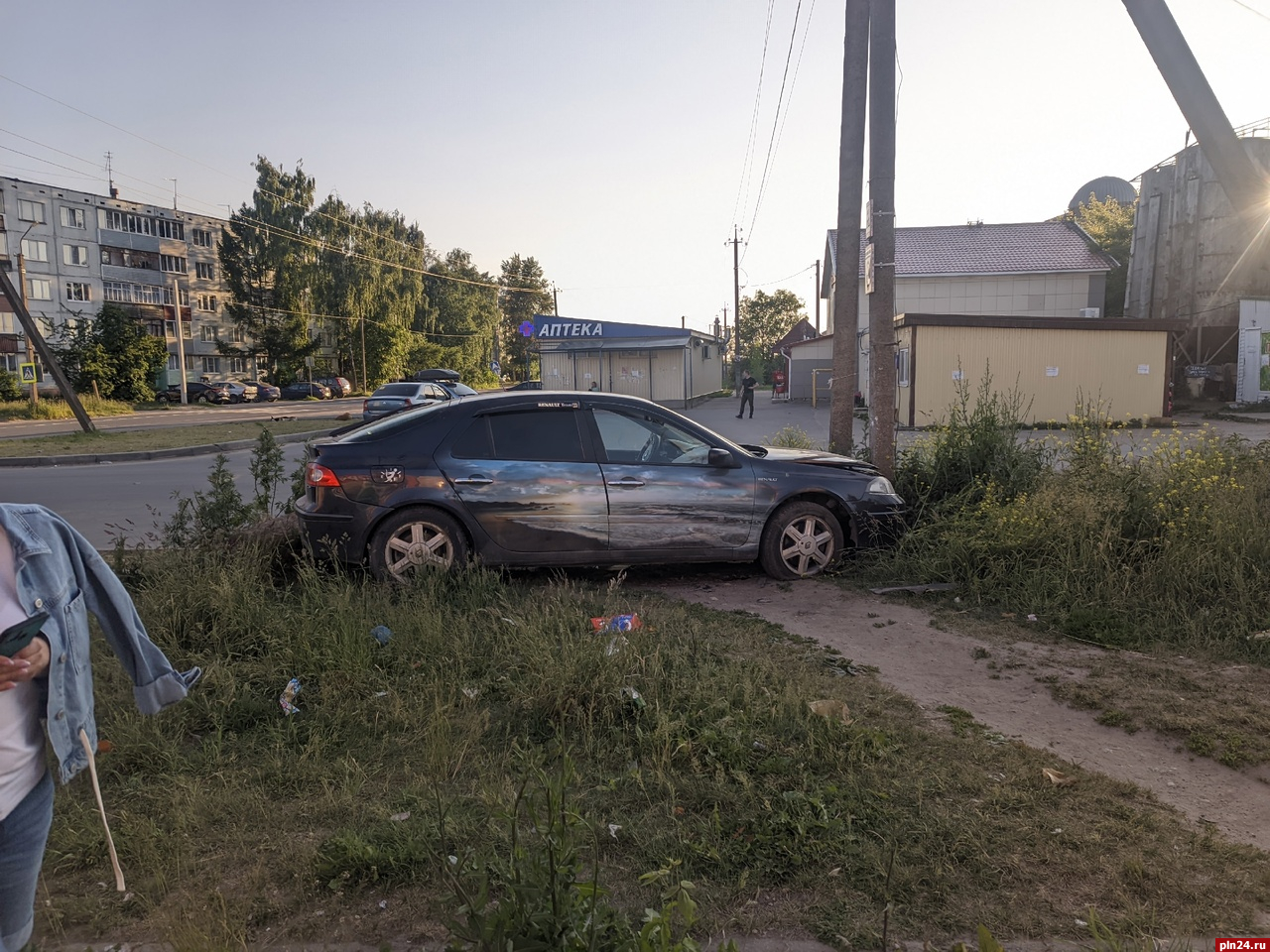 Водитель автомобиля Renault повредил бортовой камень и въехал в столб под  Псковом : Псковская Лента Новостей / ПЛН