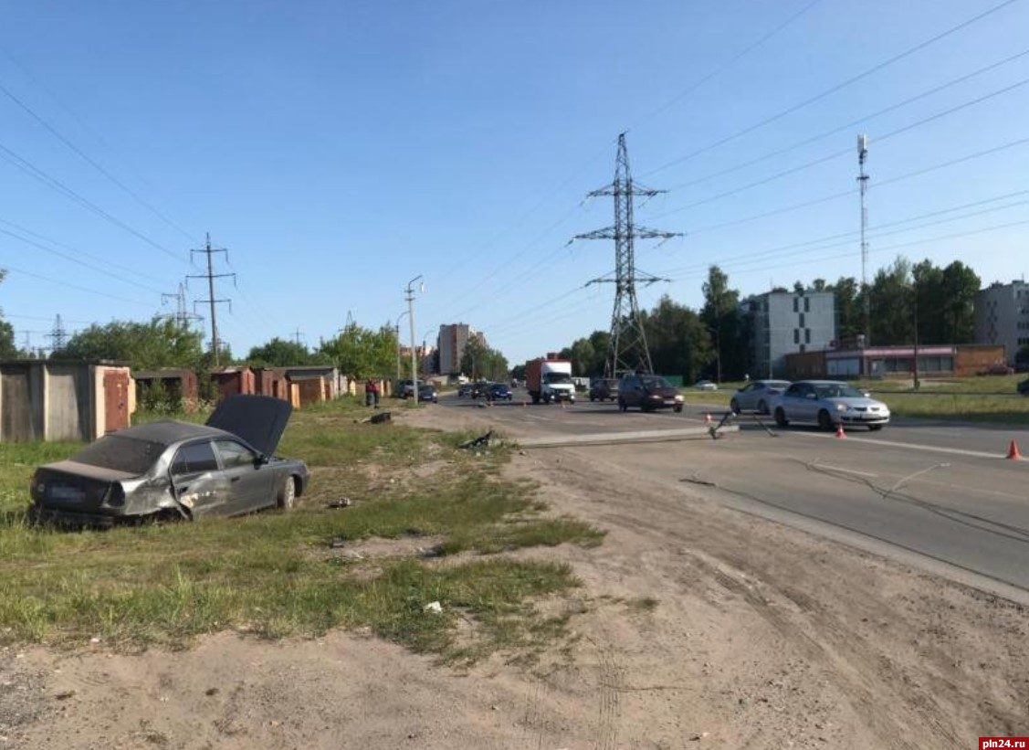 Легковой автомобиль сбил опору освещения на улице Инженерной в Пскове. ФОТО  : Псковская Лента Новостей / ПЛН