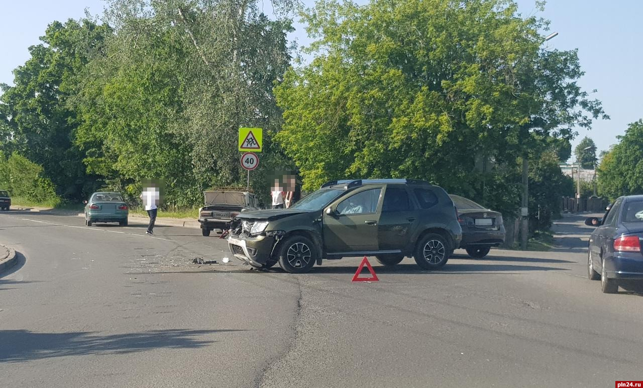 Два автомобиля столкнулись на Красноармейской набережной в Пскове :  Псковская Лента Новостей / ПЛН