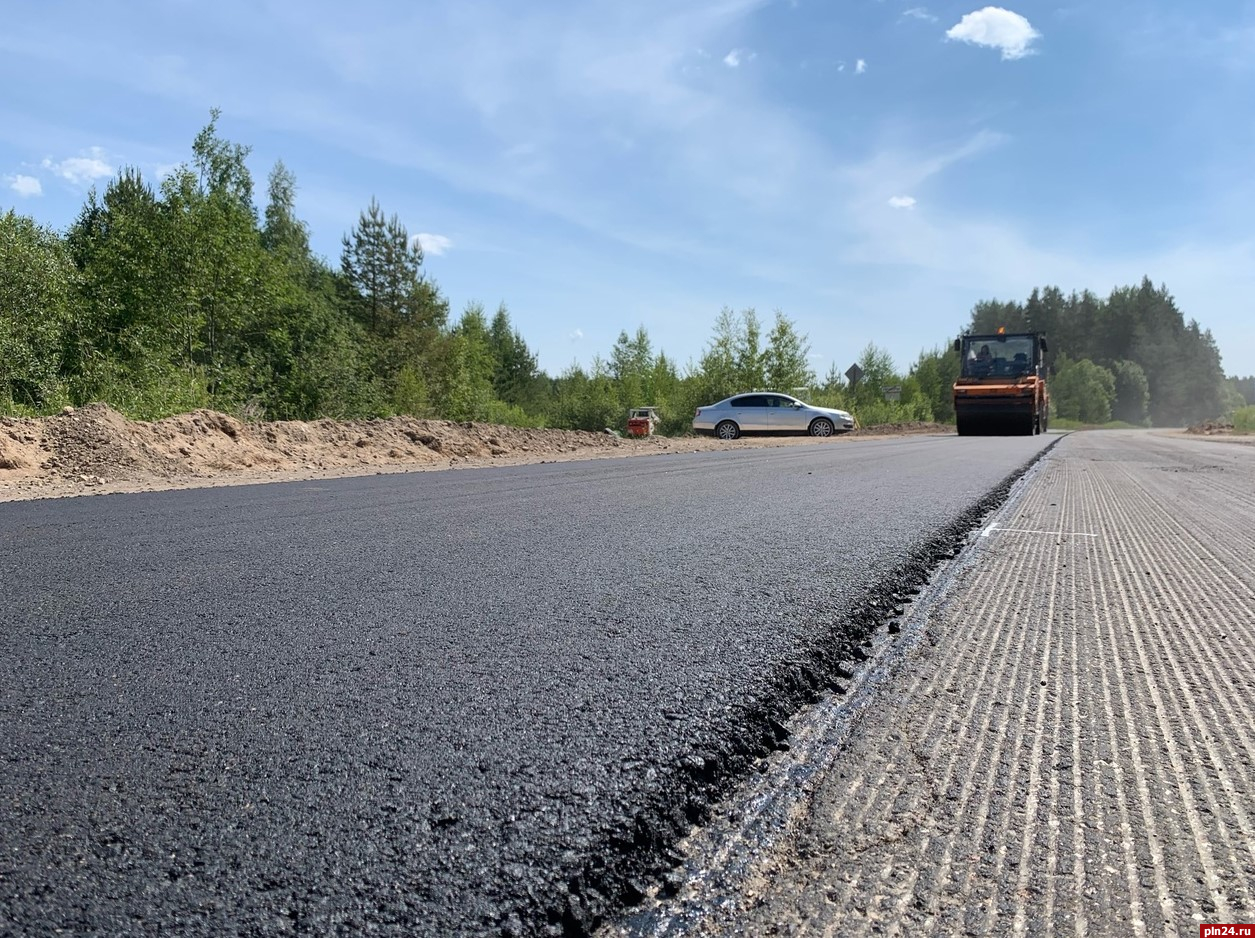 Выравнивающий слой асфальтобетонного покрытия укладывают на дороге Неелово  – Кудина Гора – Печоры : Псковская Лента Новостей / ПЛН