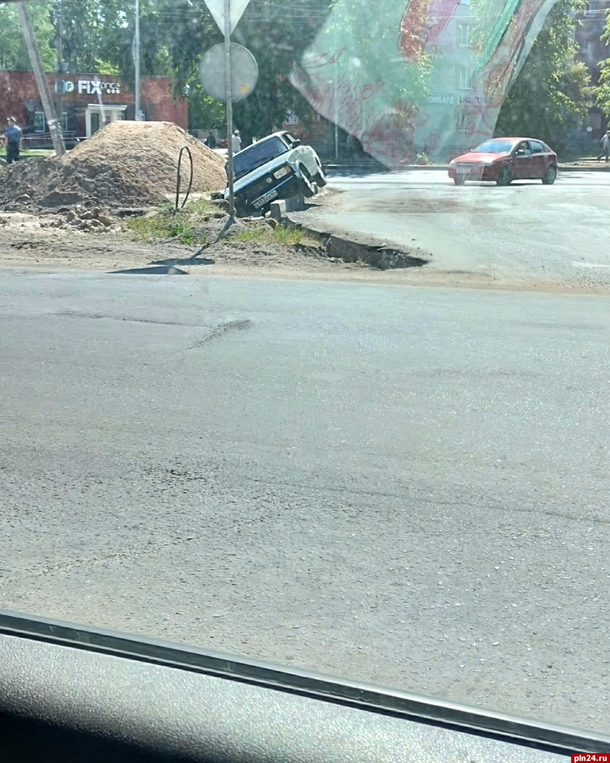 Застрял в текстурах»: ВАЗ съехал с дороги на Запсковье. ФОТО : Псковская  Лента Новостей / ПЛН