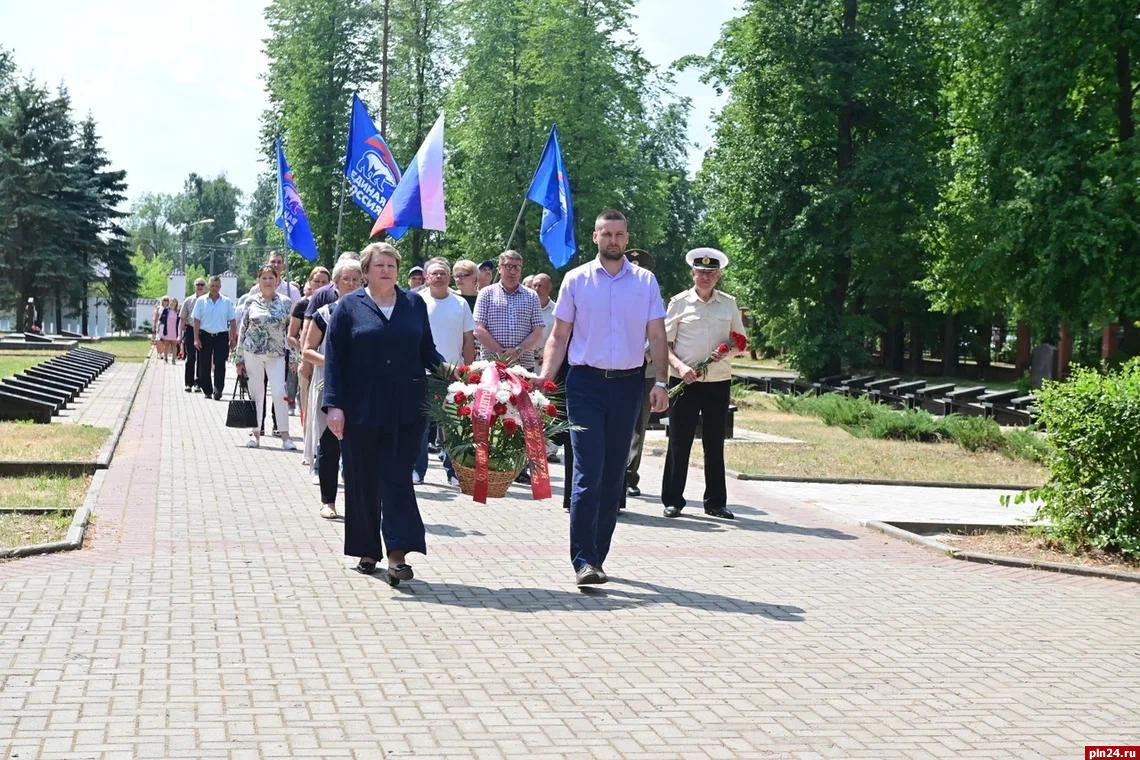 Новости в г в луки. Вечный огонь Великие Луки. День памяти и скорби. Закладка Великие Луки.