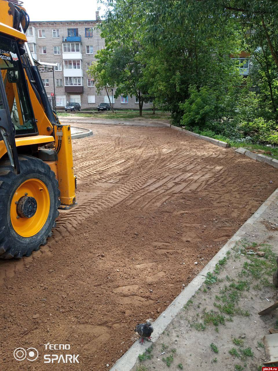 Благоустройство дворов и ремонт дорог проводят в Великих Луках : Псковская  Лента Новостей / ПЛН