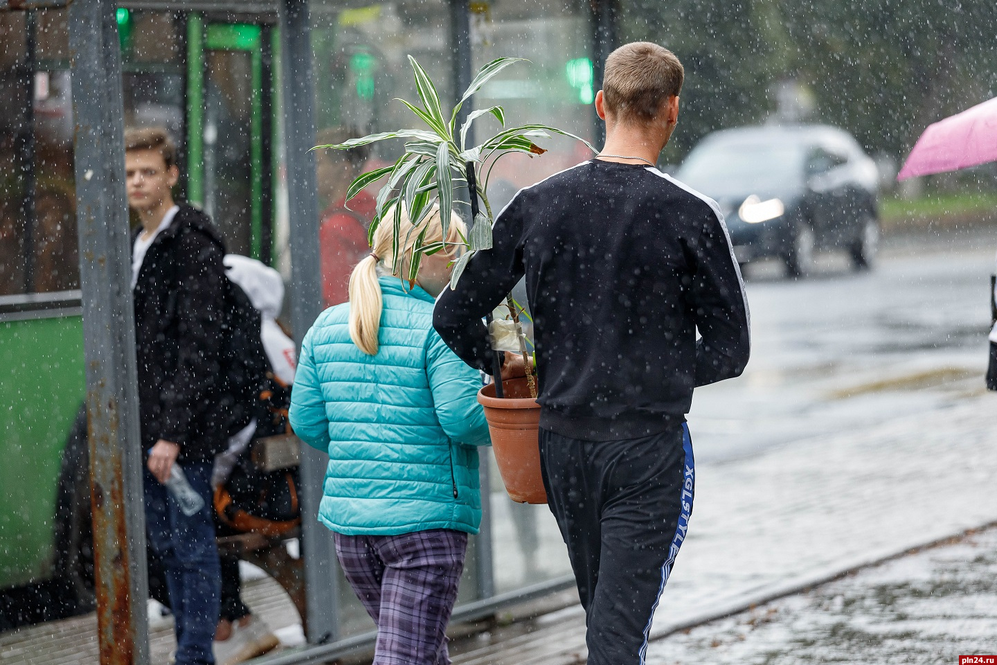 Дождь на улице. Ливень в Санкт-Петербурге вчера. Дождливая событие. Град Санкт-Петербург.