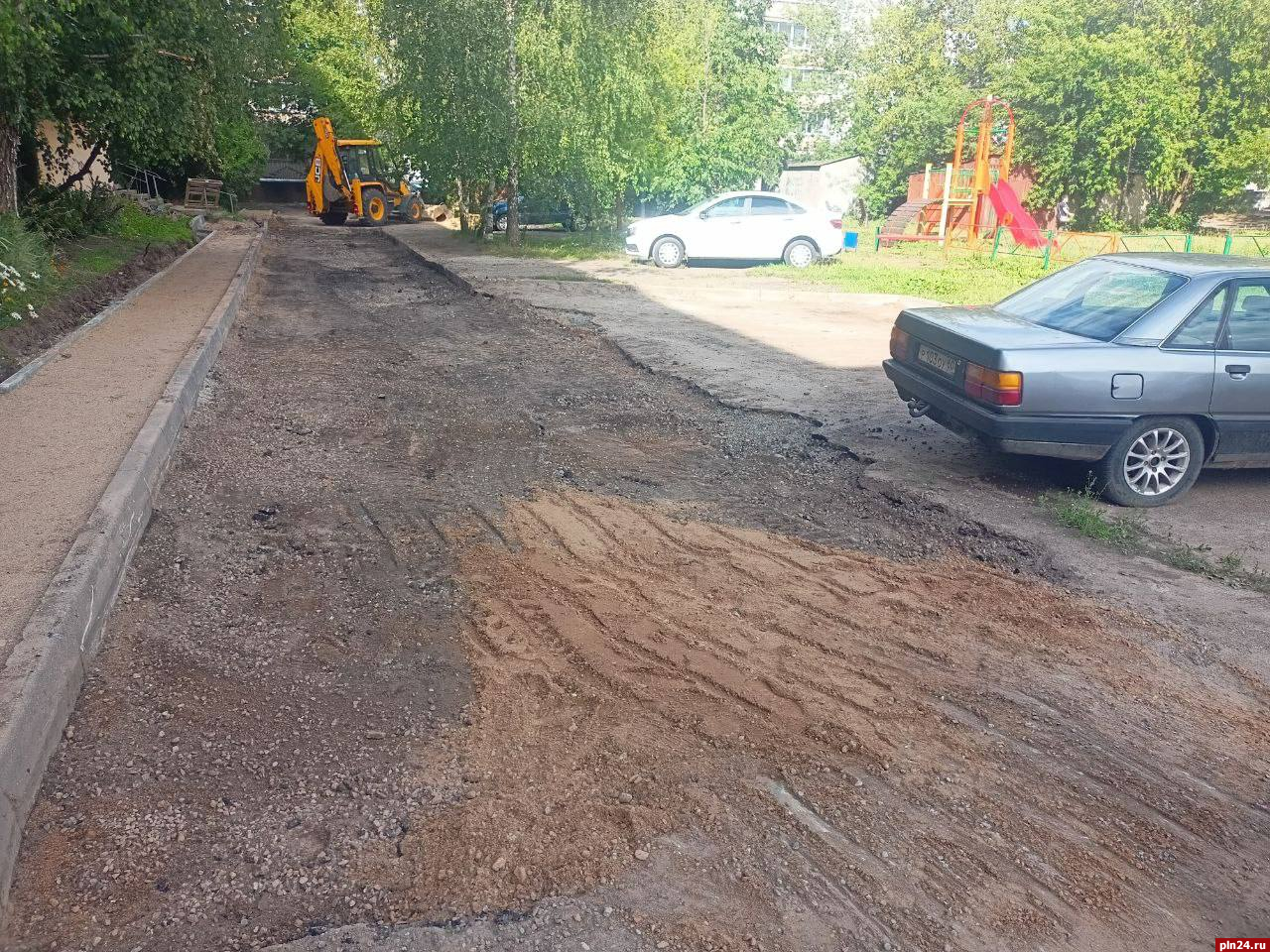 Цветы продолжают высаживать на городские клумбы в Великих Луках : Псковская  Лента Новостей / ПЛН