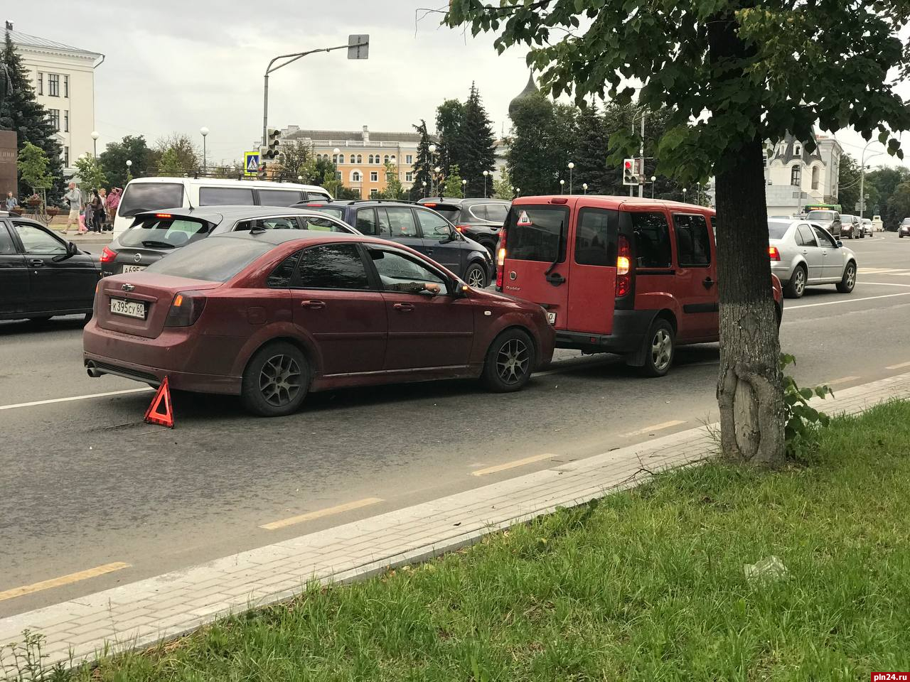 Chevrolet и Fiat столкнулись в центре Пскова : Псковская Лента Новостей /  ПЛН