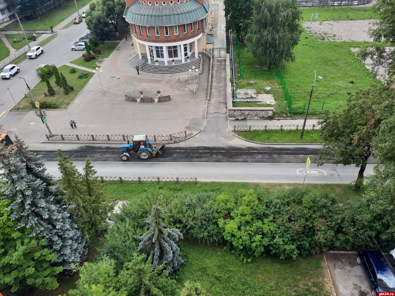 Старый асфальт срезают на улице Розы Люксембург в Пскове. ФОТО : Псковская  Лента Новостей / ПЛН