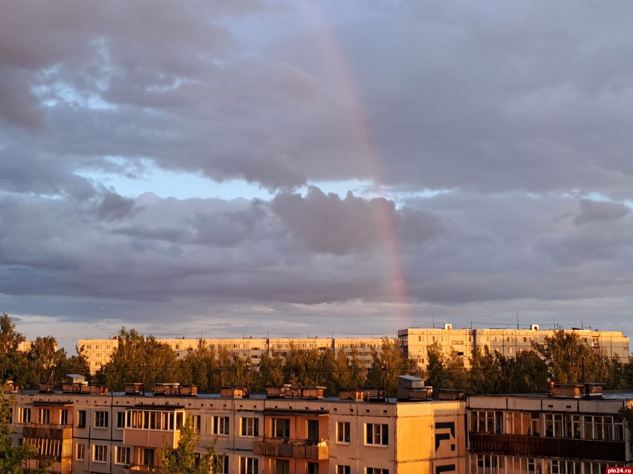 Радуга зависла над Псковом. ФОТО : Псковская Лента Новостей / ПЛН