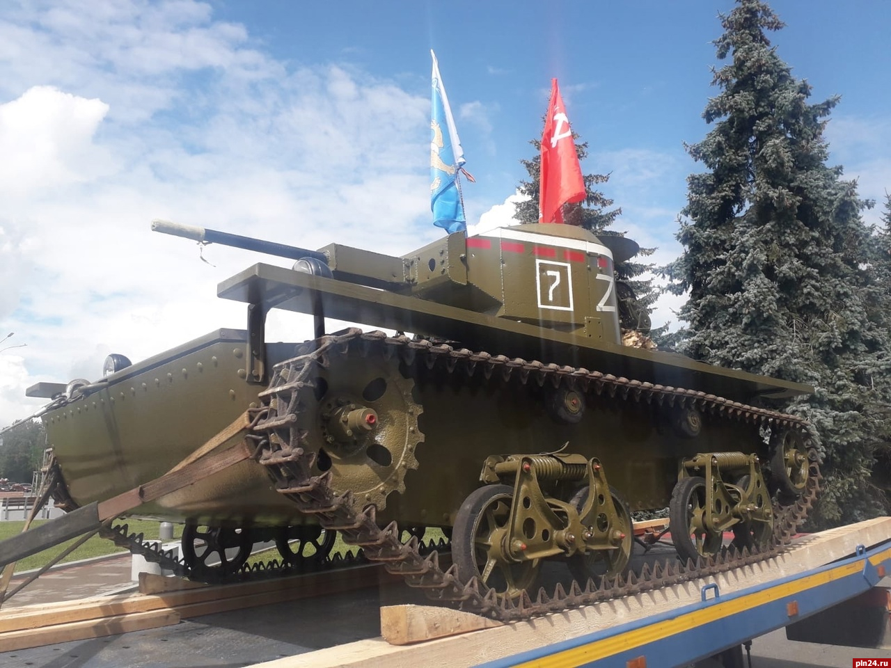 Выставка ретротехники прошла на площади Ленина в Пскове : Псковская Лента  Новостей / ПЛН