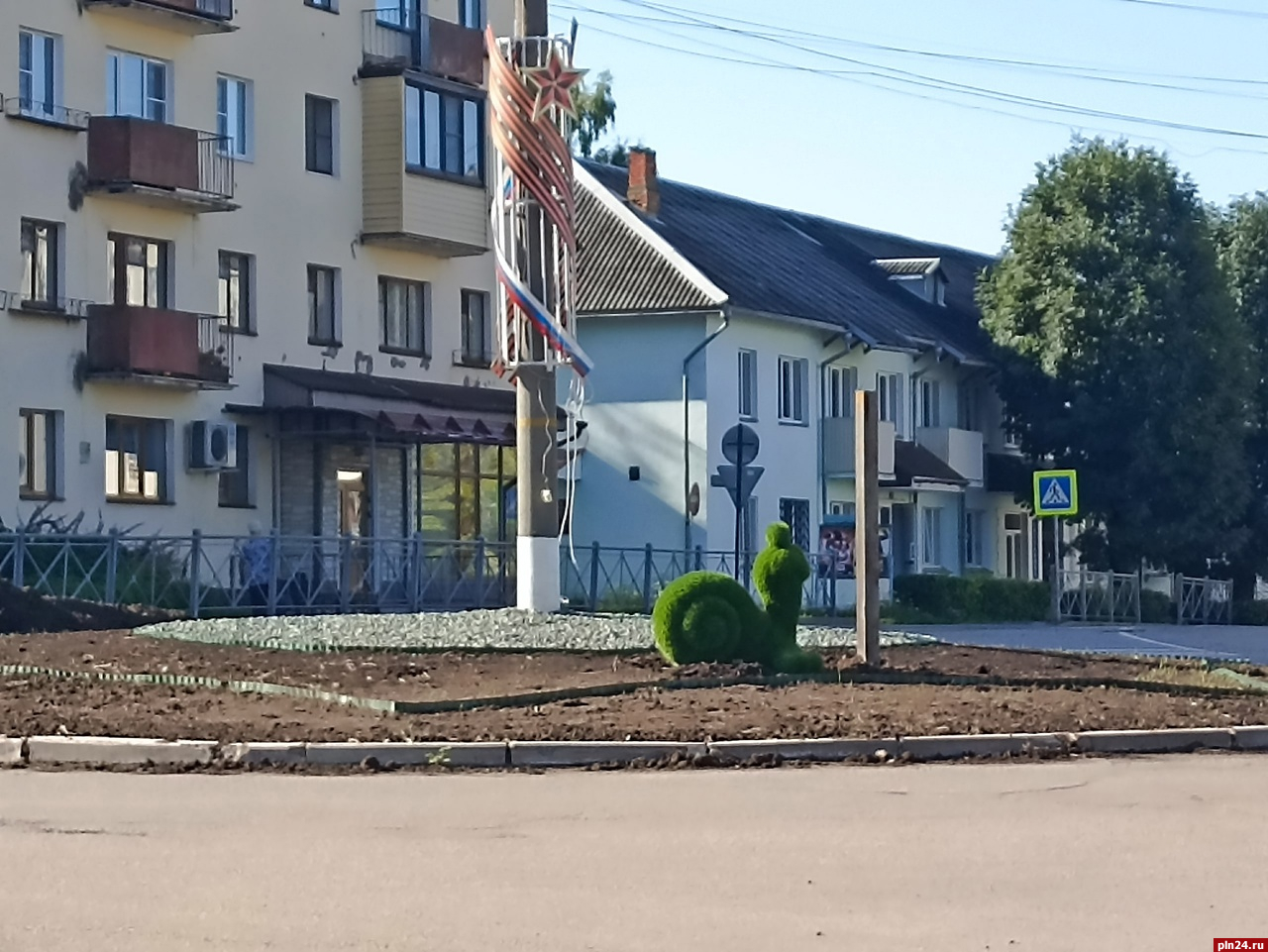 Большая улитка из зелени появилась в центре Невеля. ФОТО : Псковская Лента  Новостей / ПЛН