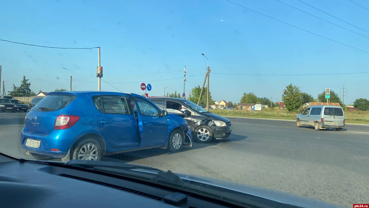 Два автомобиля столкнулись при въезде на мост Александра Невского в Пскове  : Псковская Лента Новостей / ПЛН