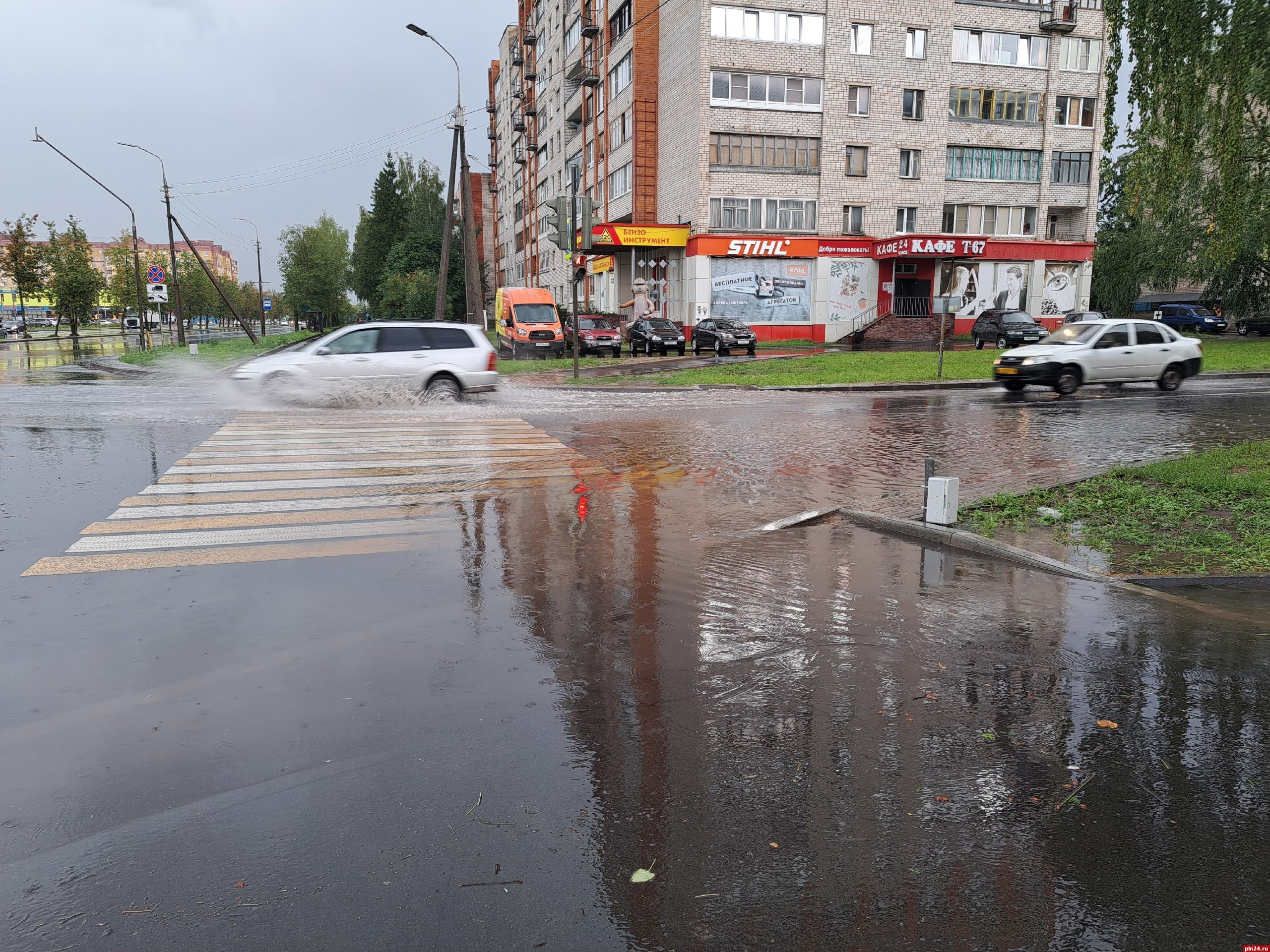 10 июля дождь. Перекресток Псков. Псков дождь.