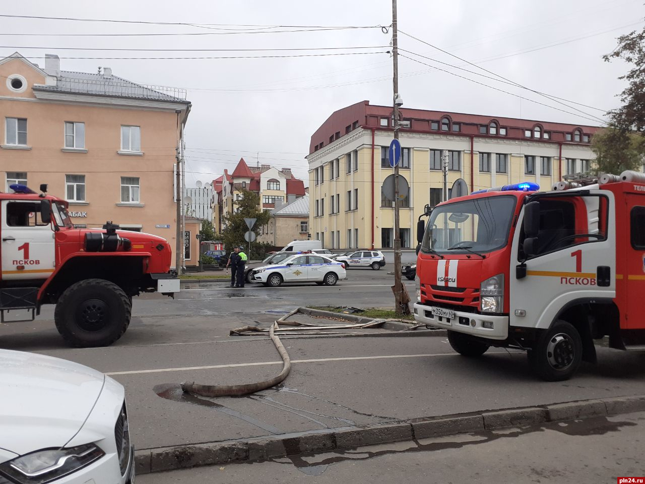 Жилой дом горит в Петровском переулке в Пскове : Псковская Лента Новостей /  ПЛН