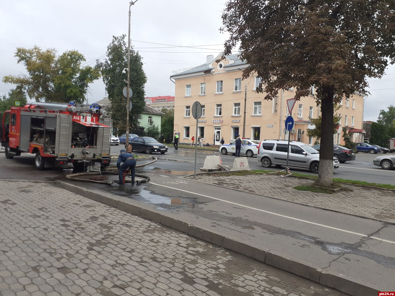 Жилой дом горит в Петровском переулке в Пскове : Псковская Лента Новостей /  ПЛН