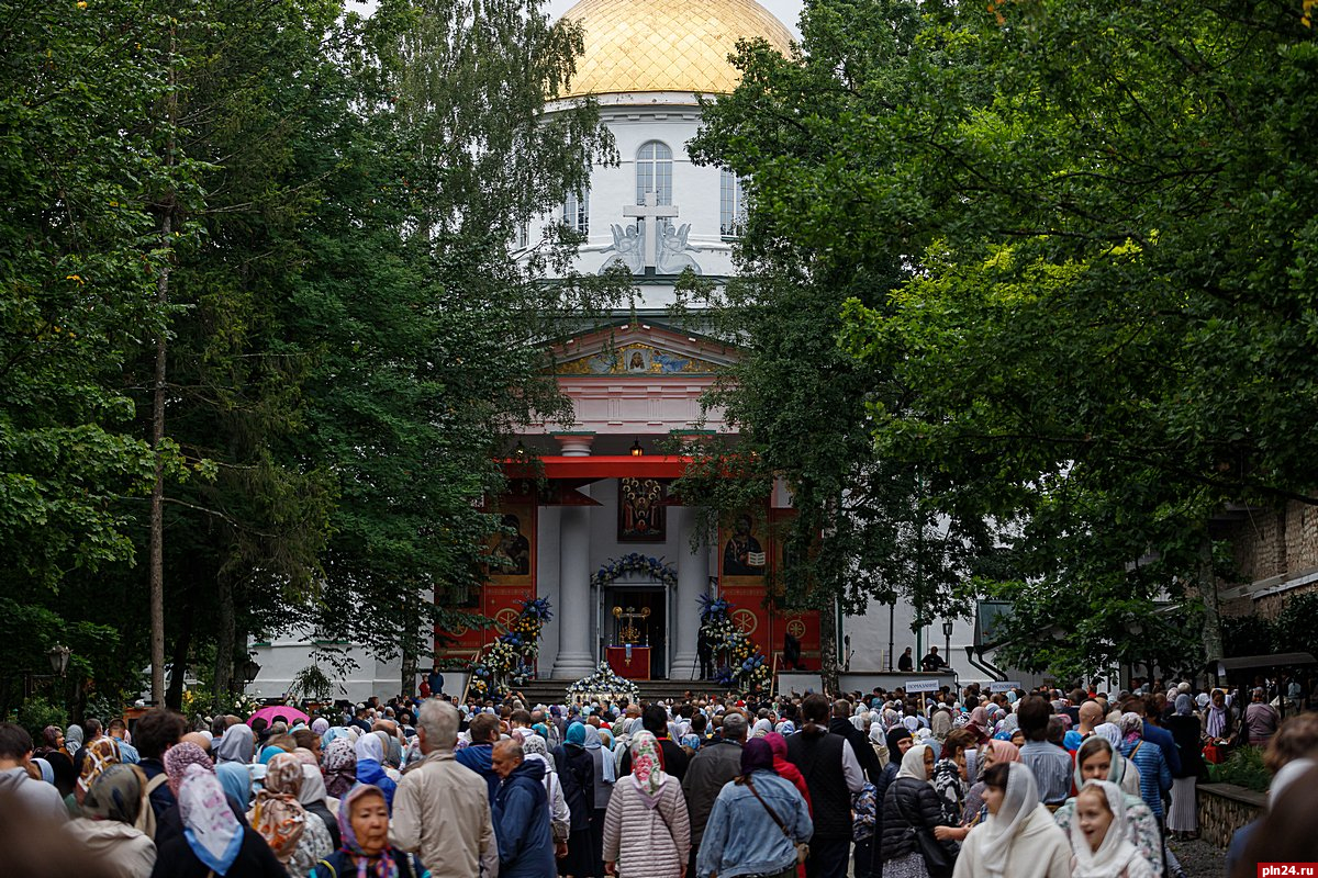 Празднование Успения Пресвятой Богородицы в Псково-Печерском монастыре.  ФОТОРЕПОРТАЖ : Псковская Лента Новостей / ПЛН