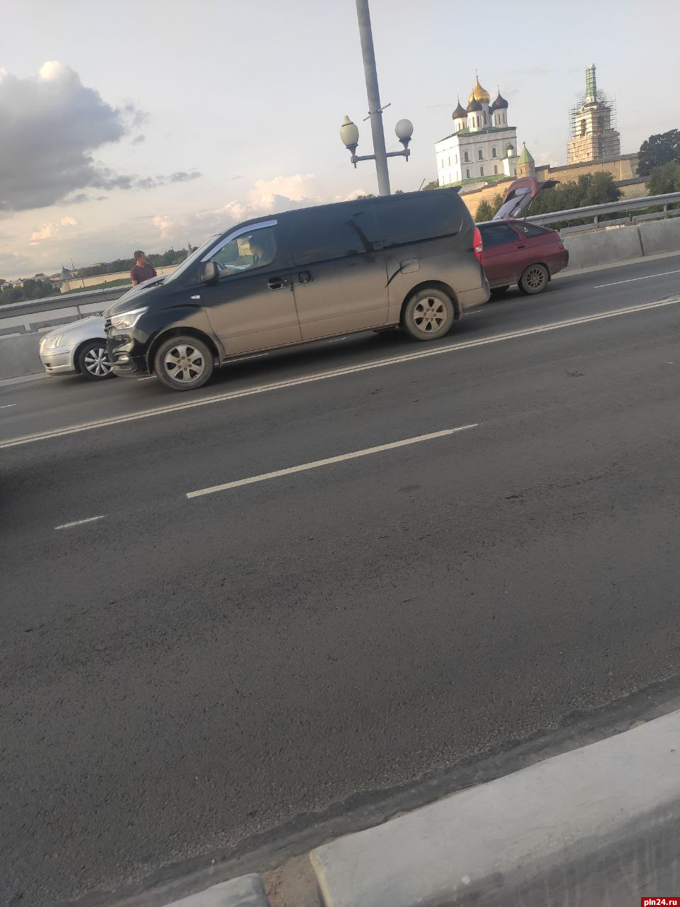 Два автомобиля столкнулись на Ольгинском мосту в Пскове : Псковская Лента  Новостей / ПЛН