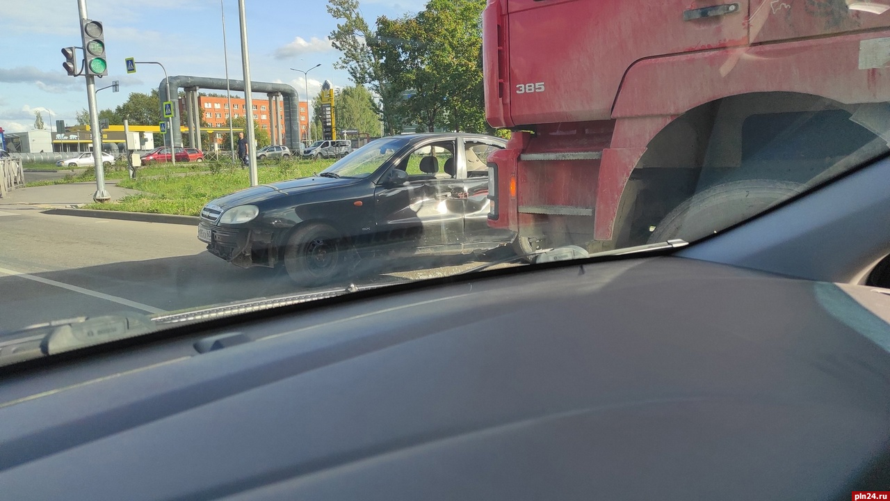 Грузовик протаранил легковой автомобиль на Запсковье. ФОТО : Псковская  Лента Новостей / ПЛН