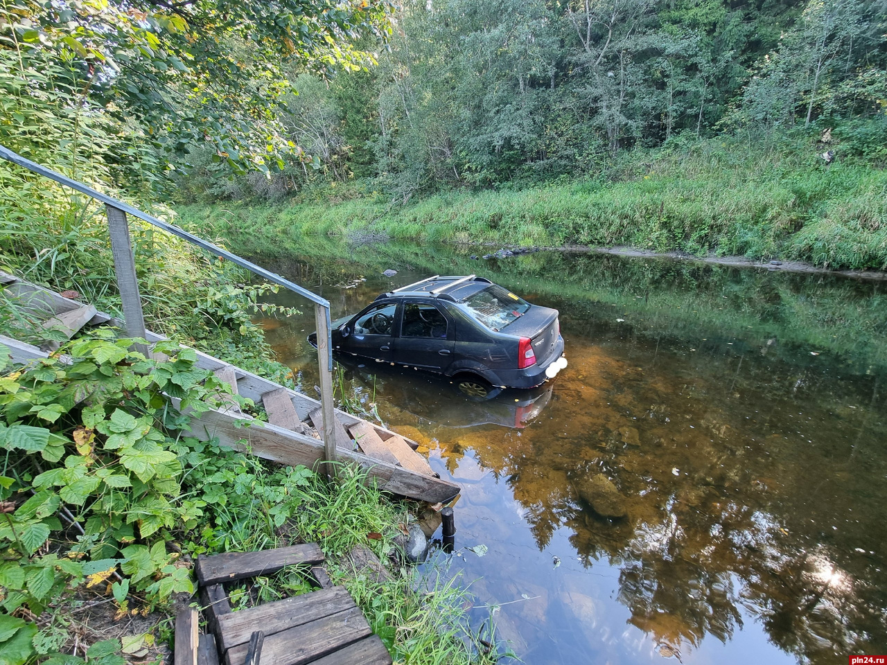 Renault съехал в реку в Псковском районе из-за угрозы аварии. ФОТО :  Псковская Лента Новостей / ПЛН