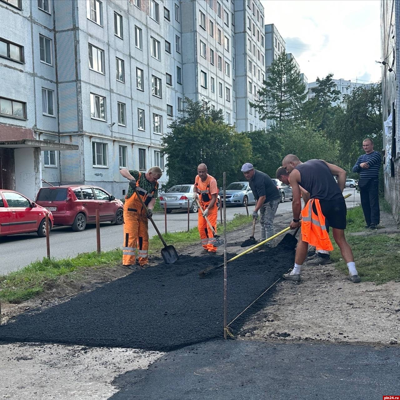 Тротуар вдоль дома №2 на улице Звёздной ремонтируют в Пскове : Псковская  Лента Новостей / ПЛН